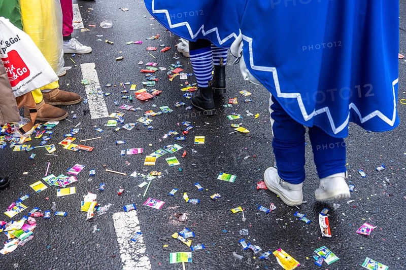 Rose Monday procession in Düsseldorf, remains of camels, confetti, various carnival trash, stuck on the roads along the train path after heavy rainfall, remnants of the procession, North Rhine-Westphalia, Germany