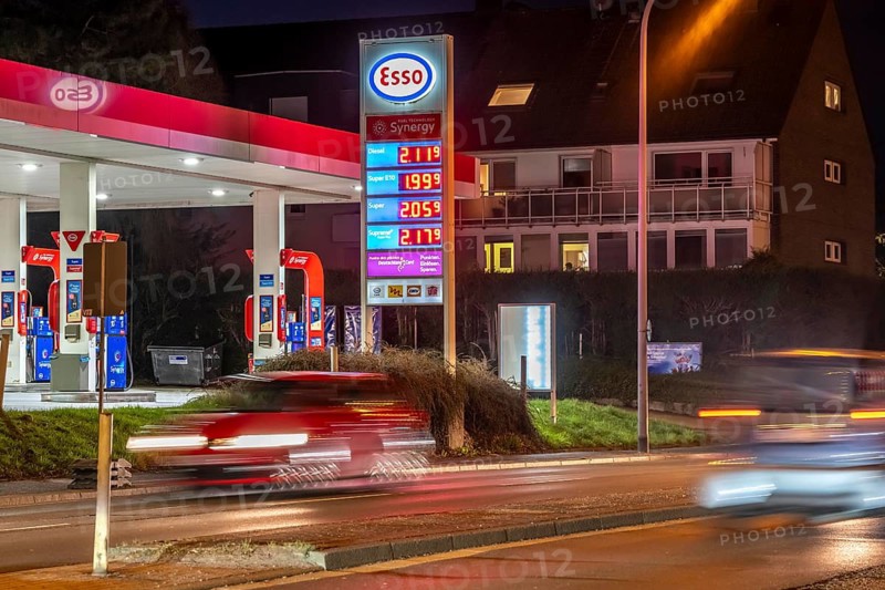 Gas station, high fuel prices due to the war in the Middle East, display board, Esso gas station, Zeunerstraße, B224, in Essen, North Rhine-Westphalia, Germany