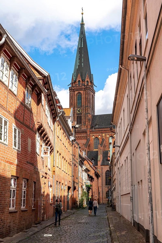 The old town of Lüneburg, view through Koltmannstraße to St. Nicolai Church, with medieval gabled houses, Lower Saxony, Germany