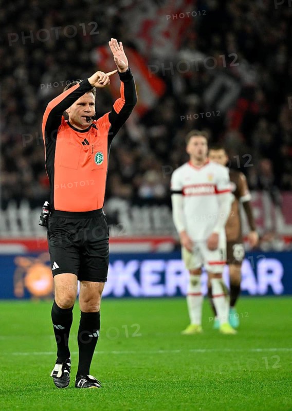 Referee Referee Dr Felix Brych gesture gesture indicates timeout, MHPArena, MHP Arena Stuttgart, Baden-Württemberg, Germany
