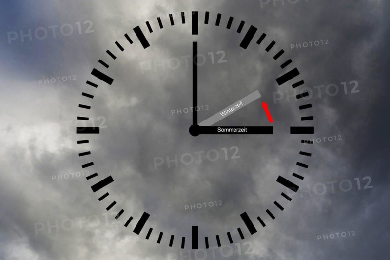 Time changeover, summer time, winter time, clock, calendar, timer, watches, planning, time, timepiece, time, text, texts, hands, time shift, from summer time to winter time, set clock back 1 hour