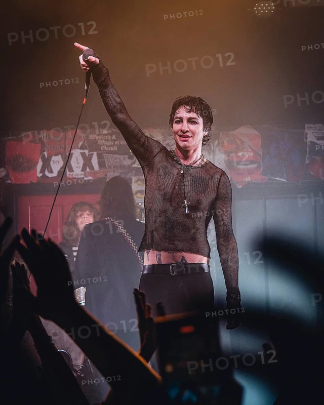 Remington Leith, singer of Palaye Royale live on Death Or Glory EU/UK Tour 2024 at Astra Kulturhaus Berlin on 09.12.2024