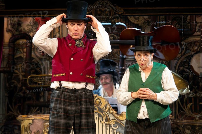 Katharina Thalbach, Pierre Besson, Torsten Rasch, Wilhelm bush: Sauerkohl & Misetaten, photo sample on 14.01.2026 in the comedy Am Kurfürstendamm in Ernst-Reuter-Saal, Berlin, premiered on 20.01.2026
