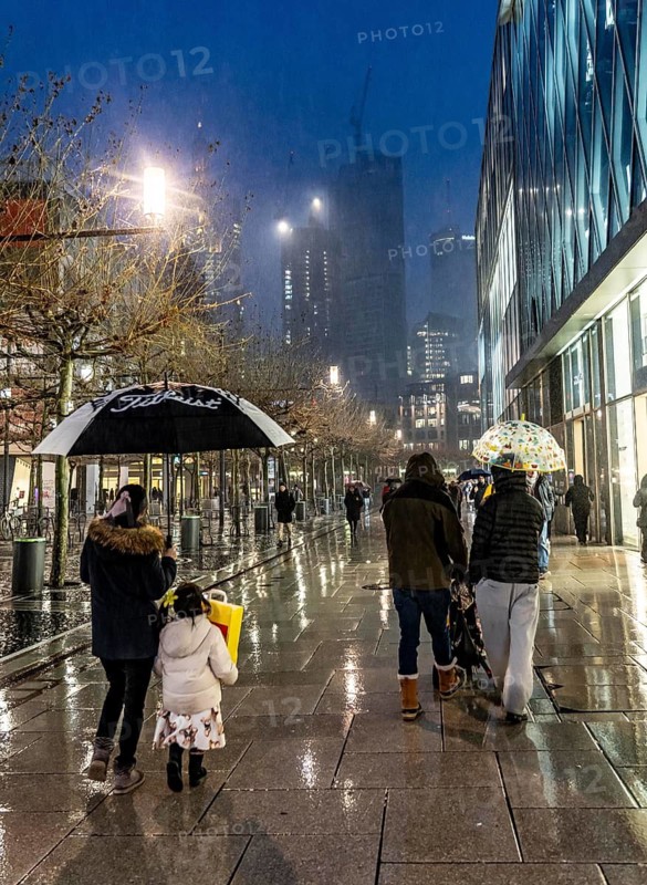 Rainy weather, freezing rain, pedestrian zone Zeil, shopping street, high-rise skyline in clouds, passers-by hurrying through the damp, icy weather, Frankfurt am Main, Hesse, Germany