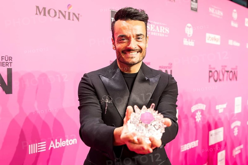 Giovanni Zarrella presents his prize on the Red Carpet following the Polyton 2026 awards ceremony at Berlin's Atelier Gardens on 25.03.2026