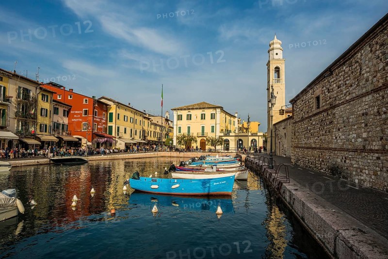 Picturesque village with colorful houses on the lake, Lazise, Lake Garda, Verona province, Veneto region, Italy