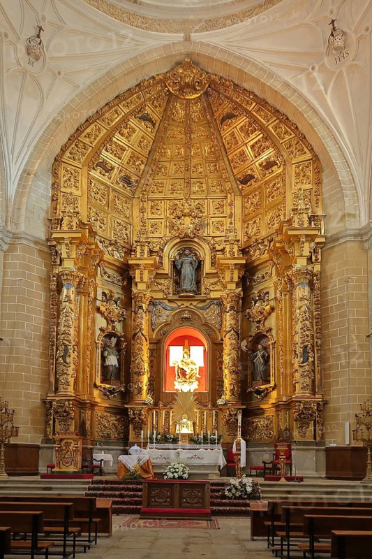 Magnificent golden chancel with high altar, interior view, Iglesia de San Francisco, church, Trujillo, Extremadura, Spain