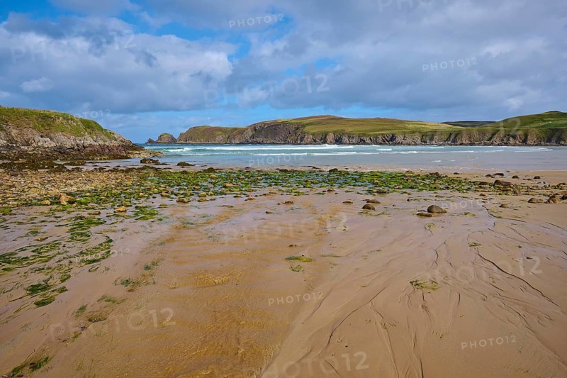 Algae-covered rocks and sandy beach in front of a vast seascape, Farr Bay, Bettyhill, Thurso, Scotland, United Kingdom, Great Britain