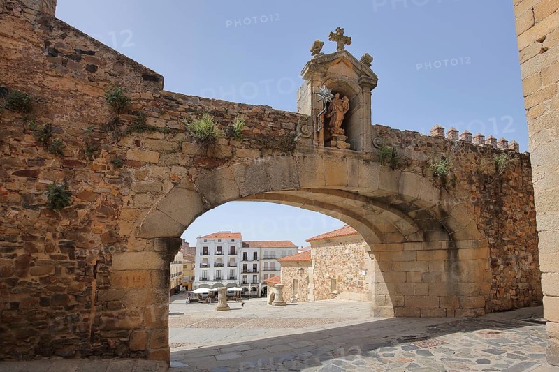 Arco de la Estrella, archway with battlements and Madonna figure, Plaza Mayor, UNESCO old town, Caceres, Extremadura