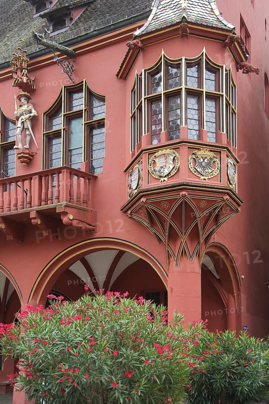 Bay window with coat of arms and figure, Historic Department Store, Münsterplatz, Freiburg, Breisgau, Southern Black Forest, Black Forest, Baden-Württemberg, Germany