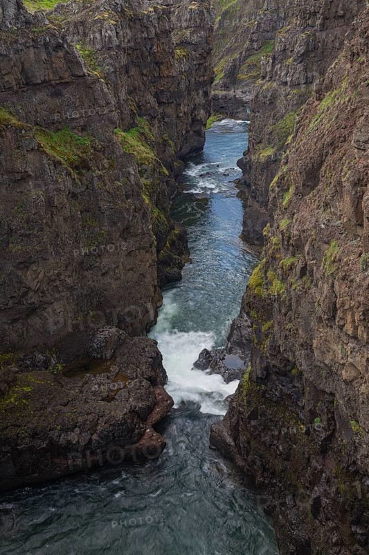 The river Vididalsa eroded the Kolugil canyon