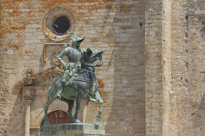 Equestrian figure and memorial to Estatua ecuestre de Francisco Pizarro, knight with armor, helmet and stabbing weapon, bronze sculpture, Plaza Mayor, Trujillo, Extremadura, Spain