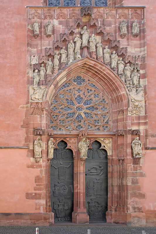 Gothic portal and tympanum, rose window and figures, decorations, Imperial Cathedral, St Bartholomew, Old Town, Frankfurt am Main, Hesse, Germany