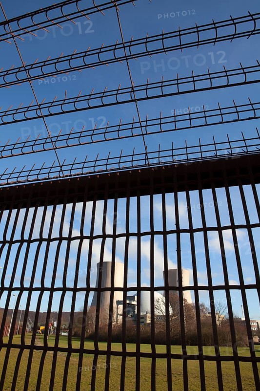 Security fence, Grohnde Nuclear Power Plant, Emmerthal, Hameln, Lower Saxony, Germany, Europe, Sicherheitszaun, Kernkraftwerk Grohnde, Emmerthal, Hameln, Niedersachsen, Deutschland, Europa