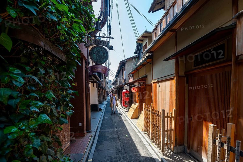 Alley with traditional houses in Gion district, Kyoto, Japan
