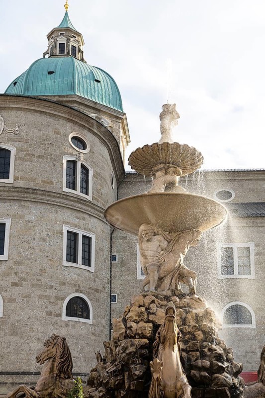 Residenzbrunnen am Residenzplatz, with the cathedral in the background, Salzburg, Austria