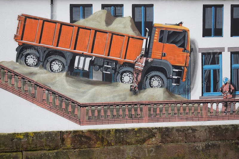Mural Baubau von Jaune 2020, alleyway art, graffiti, balustrade, dump truck, construction site vehicle, construction worker, road worker, Baugasse, Bad Vilbel, Wetterau, Hesse, Germany