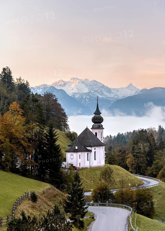 Maria Gern pilgrimage church at sunrise, Schönfeldspitze in the background, in autumn, Berchtesgaden Alps, Berchtesgaden, Berchtesgadener Land, Upper Bavaria, Bavaria, Germany