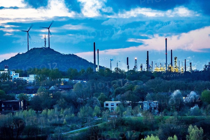 Ruhr Öl GmbH BP Gelsenkirchen, refinery, in Gelsenkirchen-Scholven, production of products from mineral oil, gasoline, diesel, kerosene, Halde Scholven, with 2 wind turbines, North Rhine-Westphalia, Germany