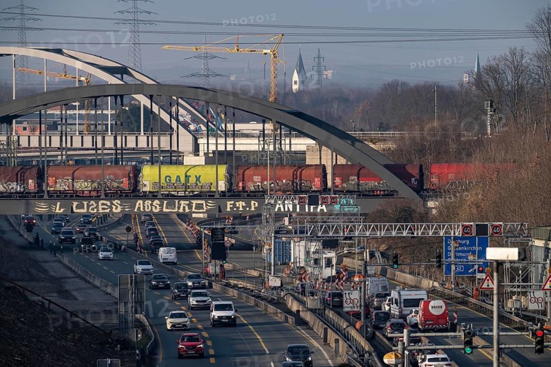 Traffic jam on the A43 motorway near Herne, heading north, in front of the barrier system, the vehicles heavier than 3.5 t stop and are then diverted, behind the barrier there is a dilapidated bridge across the Rhine-Herne Canal, which must be renewed, heavy vehicles must not pass through the bridge, railway bridges, freight train, North Rhine-Westphalia, Germany