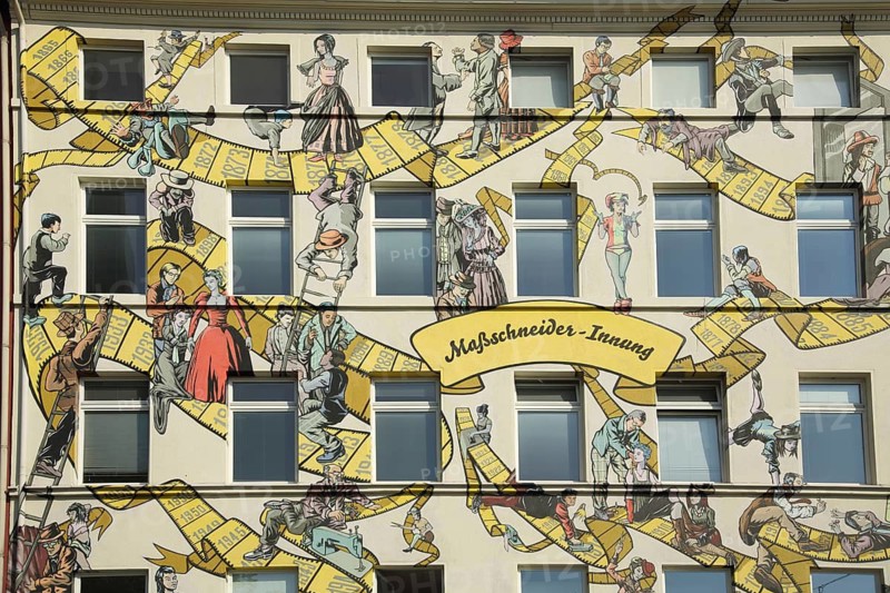 Mural The history of custom tailoring by Felix Gephart and Dominik Hebestreit, house façade with window of the tailor's guild, sewing tools, tailoring, crafts, figures with historical clothing, clothing fashion, endless tape measure, chain, Frankfurt am Main, Hesse, Germany