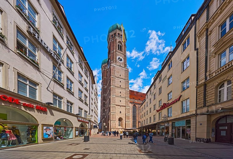 Cathedral of Our Lady, Munich Cathedral, Church of Our Lady church, double tower, cathedral, late Gothic style, general architecture, residential buildings and commercial buildings, pedestrian zone, street, blue sky, cumulus clouds, confluence Liebfrauenstraße in Liebfrauenplatz, Munich, state capital, district-free city, Bavaria, Germany