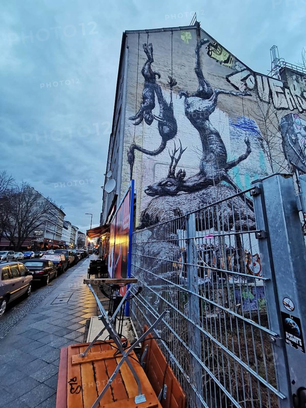 Urban evening with large murals and urban flair, Berlin