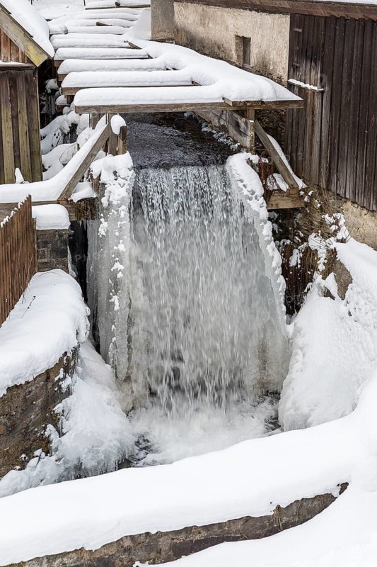 Wasserlauf am Frohnauer Hammer iced, Annaberg-Buchholz, Ore Mountains, Saxony, Germany