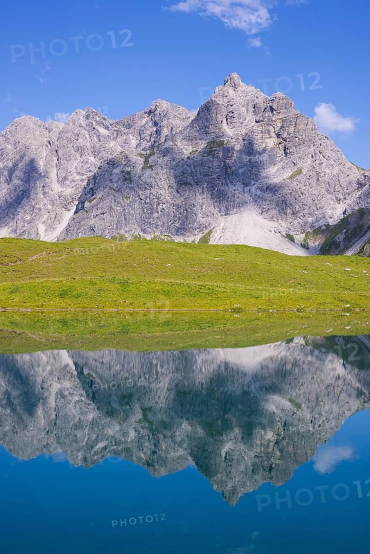 Eissee, Oytal, behind it Großer Wilder, 2379m, Hochvogel- and Rosszahngruppe, Allgaeuer Alpen, Allgaeu, Bavaria, Germany