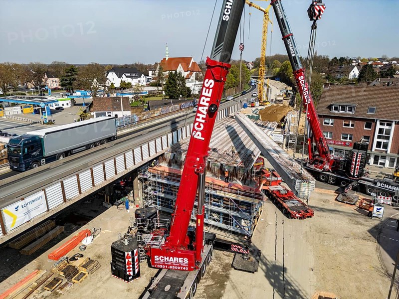 First part of the assembly of the new, 120-meter-long A516 motorway bridge, across Teutoburger Straße in Oberhausen-Sterkrade, 2 large cranes lift the 24 bridge sections weighing up to 121 tons and up to 40 meters long, which are then connected by tendons using a globally unique process, the prefabrication of the bridge parts and the construction process reduces the construction time from 24 to 7 months, per direction, the bridge, built in 1970 was severely damaged, traffic continues to roll on the still existing West Bridge, after which the Completion of this bridge, the western part is also demolished and then rebuilt, traffic rolls in one lane on the new bridge, North Rhine-Westphalia, Germany