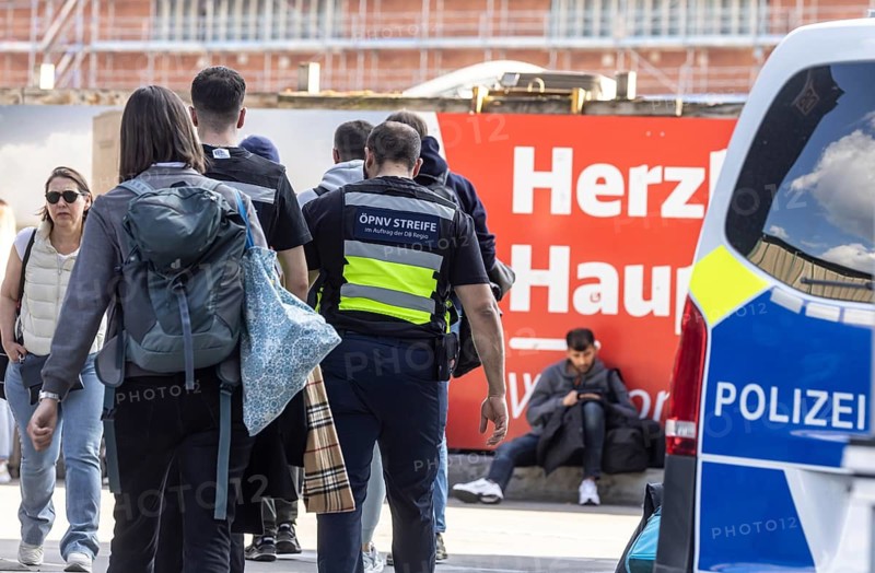 Public transport patrol at Stuttgart Central Station. Security on behalf of DB Regio. Stuttgart, Baden-Württemberg, Germany