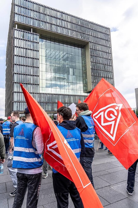 Demonstration by many thousands of steelworkers in front of the ThyssenKrupp headquarters in Essen against massive job cuts following the involvement of a foreign investor in the company, massive criticism of Group CEO Miguel López, North Rhine-Westphalia, Germany