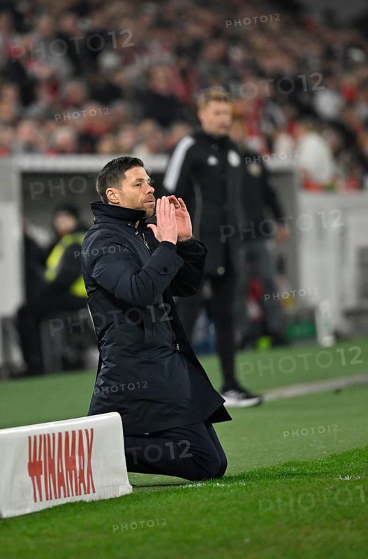Coach Xabi Alonso Bayer 04 Leverkusen on the sidelines Gesture Gesture Kneeling on the ground after a missed action MHPArena, MHP Arena Stuttgart, Baden-Württemberg, Germany