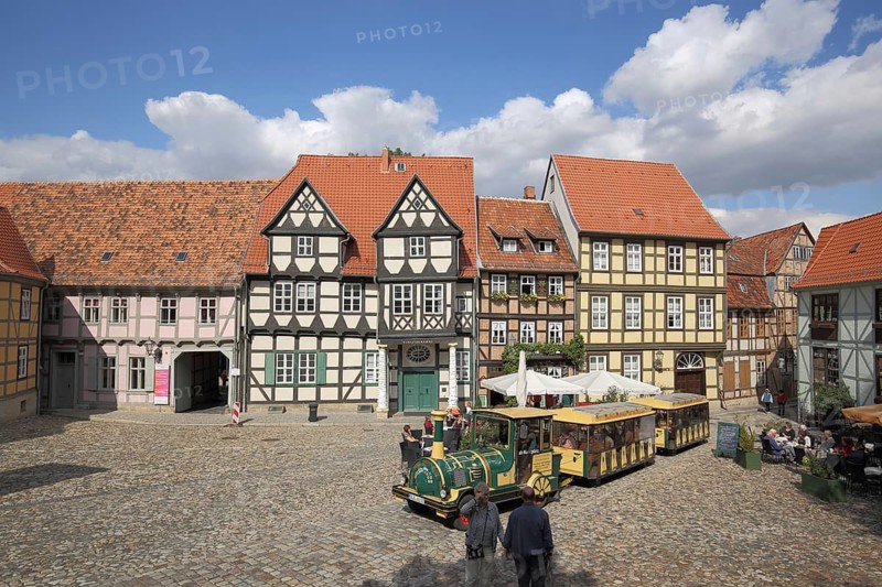 Half-timbered houses with UNESCO Klopstockhaus and tourist train, Bimmelbahn, Schlossberg, Quedlinburg, Harz, Saxony-Anhalt, Germany