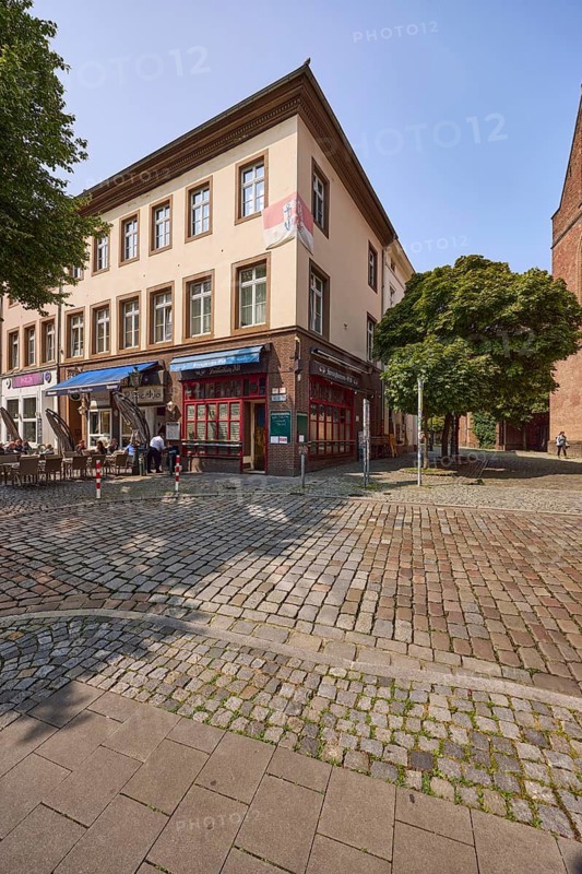 Corner building with the Pinocchio pizzeria on Ratinger Straße in the historic centre of Düsseldorf, state capital, independent city, North Rhine-Westphalia, Germany