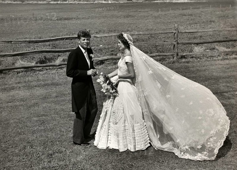 John F. Kennedy at the wedding of Jacqueline in 1953, USA John Fitzgerald Kennedy, JFK (29 May 1917 in Brookline, Massachusetts - to his assassination on 22 November 1963 in Dallas, Texas) was one of the most important American presidents. He was a member of the Democratic Party. His presidency during the 'Cold War' was characterised by many crises: Construction of the Berlin Wall, Cuban Missile Crisis, escalation of the Vietnam War, African-American civil rights movement. He campaigned for the abolition of racial segregation in the southern states and pursued a policy of détente. Under his presidency, the 'Red Telephone' was set up and the treaty banning nuclear weapons testing in the atmosphere, in space and under water was ratified. Contemporary history, historical
