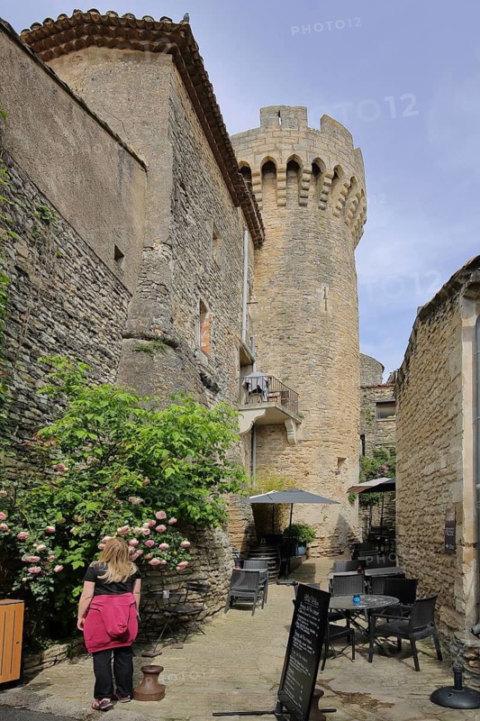 Narrow alley and tower of the château, castle, castle with historic town fortifications, mountain village, château, Gordes, Luberon, Vaucluse, Provence, France