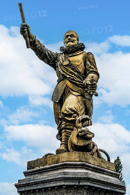 Statue of the famous Dutch admiral and maritime hero Piet Hein, 1870, Delfshaven, historic district known for its picturesque harbor, starting point of the departure of the Pilgrim Fathers in 1620, Rotterdam, Netherlands