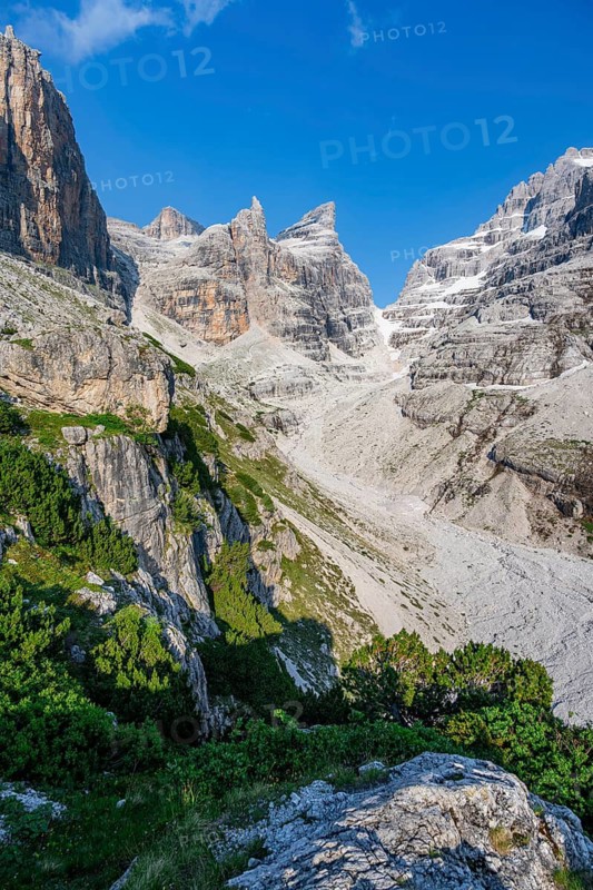 Mountain valley, Castelletto Superiore and Cima Sella peaks, back Scharte Bocca di Tuckett, Brenta Mountains, Brenta, Brenta-Adamello Natural Park, Trentino, Italy