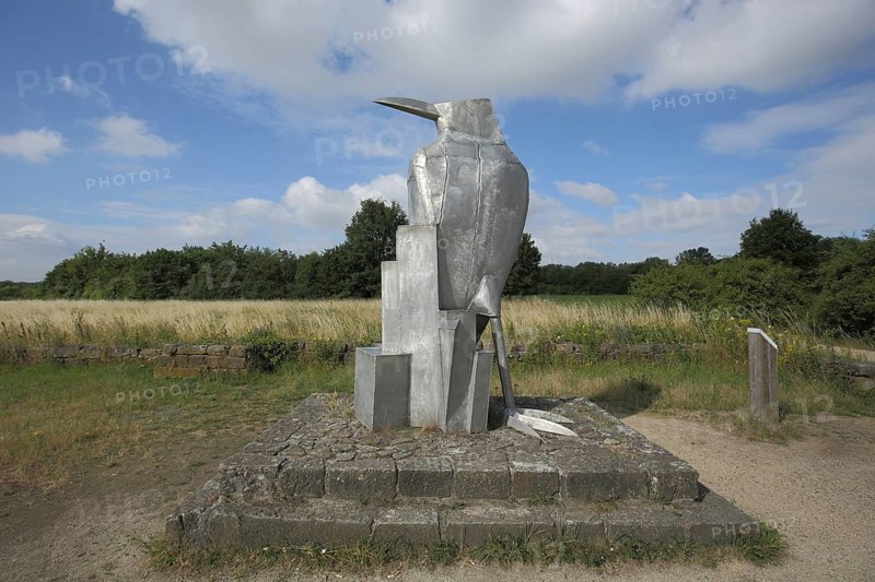 The Raven sculpture by Thomas Reinelt 1998, modern art, shiny silver bird figure, metal sculpture, RheinMain Regional Park, Rhine-Main, Hattersheim, Hesse, Germany