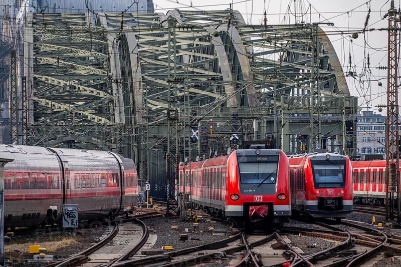 Railway in front of Cologne Central Station, Hohenzollern Bridge across the Rhine, ICE long-distance trains and regional trains, S-Bahn, in front of the railway bridge, Cologne, North Rhine-Westphalia, Germany