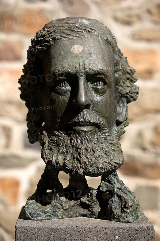 Portrait head Wilhelm Liebknecht by Gerhard Burk, grey patinated bronze, Giessener Köpfe, Altes Schloss Giessen, Hesse, Germany