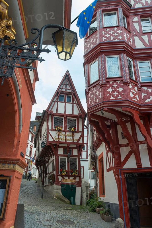 Narrow alley with striking red and white half-timbered houses and a lantern, weaving room, pointed house, Bernkastel district, Bernkastel-Kues, Moselle, Rhineland-Palatinate, Germany