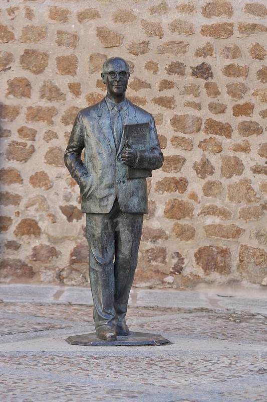 Monument to musician Manuel Garcia Matos 1912-1974 with book, life-size, modern art, bronze sculpture, Plaza de Catedral, Plasencia, Extremadura, Spain