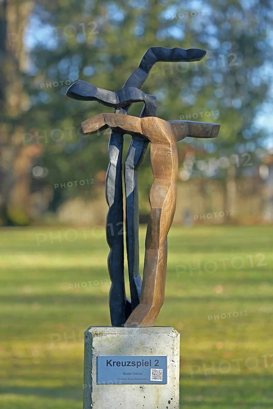 Sculpture Kreuzspiel 2 by Beate Debus 2019, bronze sculpture, modern art, abstract art, two, rods, staff, figure, arms, legs, inscription, writing, crossed, crossing, crossed, united, intertwined, connected, relationship, touch, body contact, cross, castle park, Essingen, Swabian Alb, Baden-Württemberg, Germany