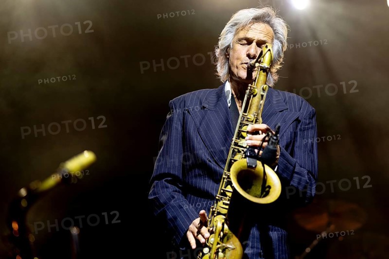 Chris White, saxophonist of The Dire Straits Experience, live on Shiver In The Dark World Tour 2025 at Columbiahalle Berlin on 02/04/2025
