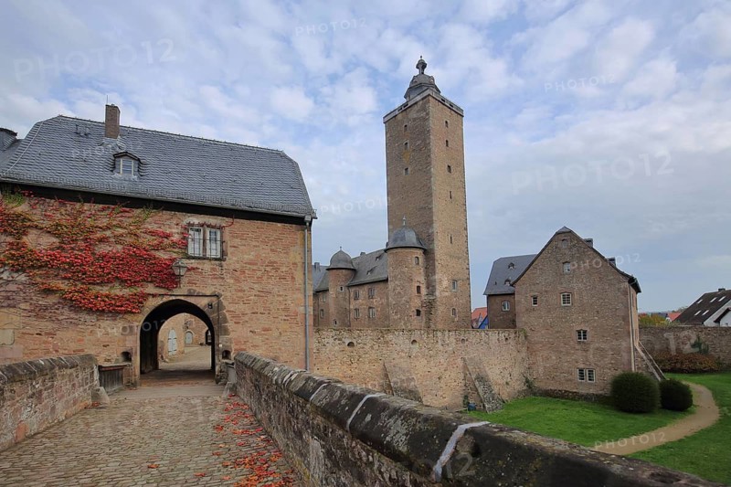 Castle built 13th century, castle complex with gatehouse, entrance, autumn colors, Steinau an der Straße, Spessart, Hesse, Germany