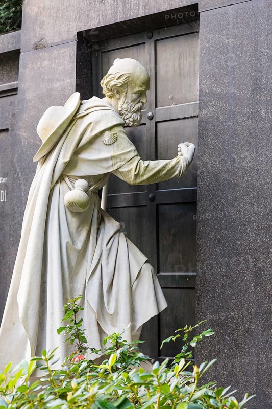 Sculpture Knocking Pilgrim at the grave of the landscape painter Eduard Leonhardi (1828-1905) by sculptor Robert Henze, Loschwitz Cemetery, Dresden, Saxony, Germany