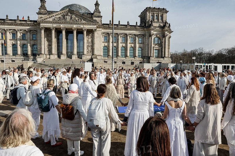Women in white, woman dare peace, demonstrate on International Women's Day for Peace at the Reichstag, Berlin, 08.03.2026, Berlin, Germany