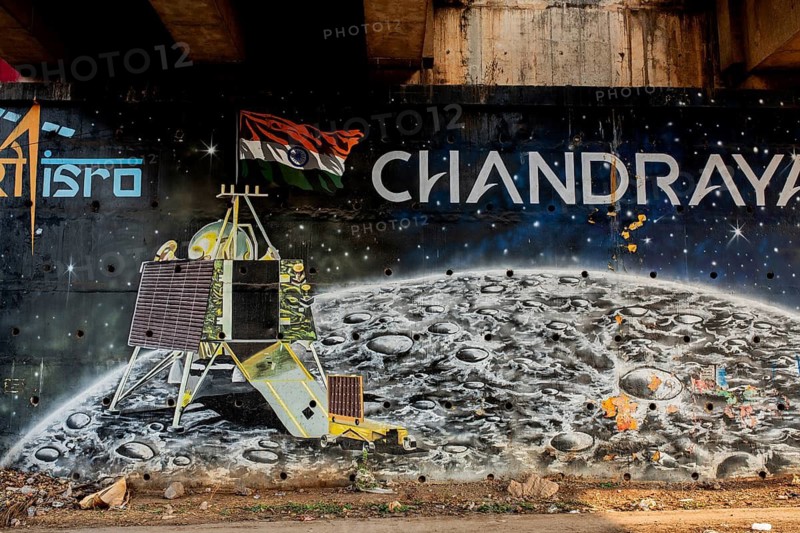 Mural painting in honour of the Chandrayaan programme, the Indian lunar exploration programme led by ISRO, the Indian Space Research Organization. Photographed near Raipur (Chhattisgarh, India)
